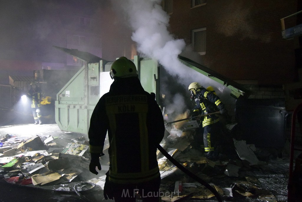 Feuer Papp Presscontainer Koeln Hoehenberg Bochumerstr P277.JPG - Miklos Laubert